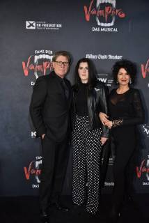 Harald Toni Schumacher l r his daughter Perla and his wife Jasmine come on 17 02 2018 in Cologne for the premiere of the musical dance of the vampires in the musical dome