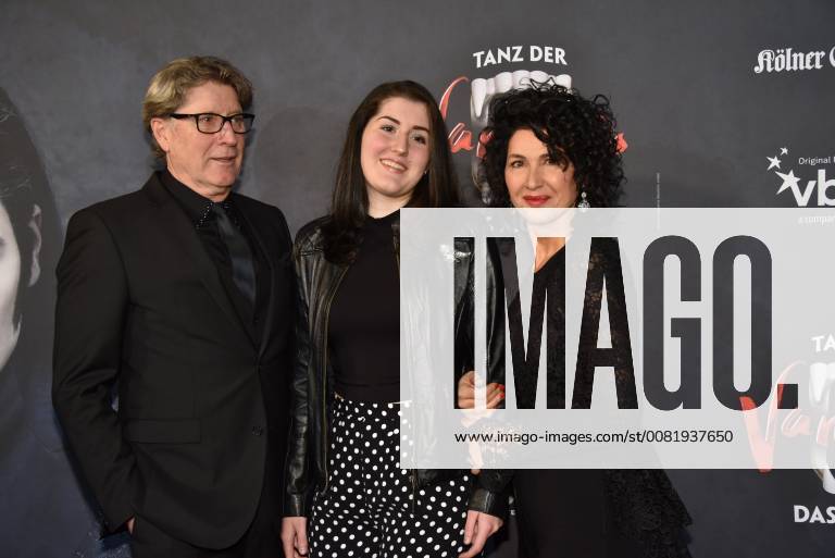 Harald Toni Schumacher L R Seine Tochter Perla Und Seine Frau Jasmin Kommen Am 17 02 2018 In Koeln Zur