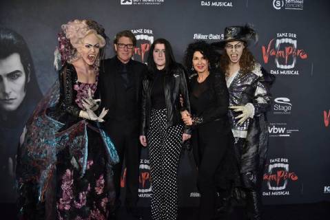 Elise Doorn l r Harald Toni Schumacher his daughter Perla and his wife Jasmine actor Albert Jan Kinemar come on 17 02 2018 in Cologne for the premiere of the musical dance of the vampires in the musical dome