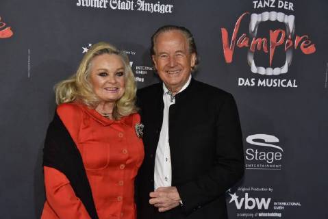 Moderator Max Schautzer and his wife Gundel come on 17 02 2018 in Cologne for the premiere of the musical dance of the vampires in the musical dome