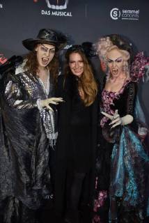 The presenter Mara Bergmann m and the vampire Albert Jan Kinemar l and Elise Doorn r comes on 17 02 2018 in Cologne for the premiere of the musical dance of the vampires in the musical dome