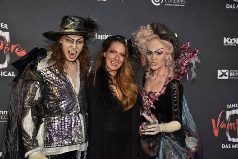 The presenter Mara Bergmann m and the vampire Albert Jan Kinemar l and Elise Doorn r comes on 17 02 2018 in Cologne for the premiere of the musical dance of the vampires in the musical dome