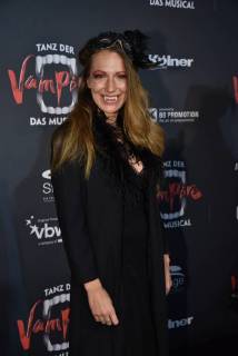 The presenter Mara Bergmann comes on 17 02 2018 in Cologne for the premiere of the musical dance of the vampires in the musical dome