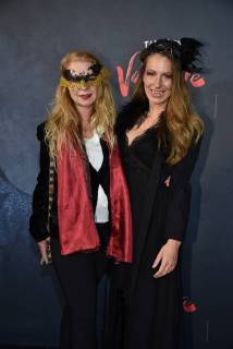 The presenter Mara Bergmann r and her mother come on 17 02 2018 in Cologne for the premiere of the musical dance of the vampires in the musical dome