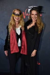 The presenter Mara Bergmann r and her mother come on 17 02 2018 in Cologne for the premiere of the musical dance of the vampires in the musical dome
