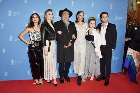 Lola Bessis Natalie Dormer Dieter Kosslick Lily Sullivan Yael Stone and Harrison Gilbertson attending the picnic at hanging rock seasons 1 2 premiere during the 68th Berlin International Film Festival Berlinale 2018 at Zoo Palace on February 19 2018 in Berlin Germany Foto:xN.xKubelkax xFuturexImage