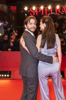 Daniel Brühl with his girlfriend Felicitas Rombold on the red carpet of the Berlinale for the premiere of 7 days in Entebbe on 19 02 2018 in Berlin Daniel Brühl with his girlfriend Felicitas Rombold on the red carpet of the Berlinale for the premiere of 7 days in Entebbe on 19 02 2018 in Baird n