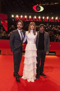 Daniel Brühl Rosamund Pike and Jose Padilha on the red carpet of the Berlinale for the premiere of 7 days in Entebbe on 19 02 2018 in Berlin Daniel Brühl Rosamund Pike and Jose Padilha on the red carpet of the Berlinale for the premiere of 7 days in Entebbe on 19 02 2018 in Berlin