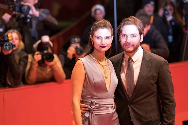 Actor Daniel Brühl with Felicitas Rombold during the premiere of the film 7 DAYS IN ENTEBBE 7 days IN ENTEBBE, on the occasion of the 68 Berlinale snapshot photography xK M Krause