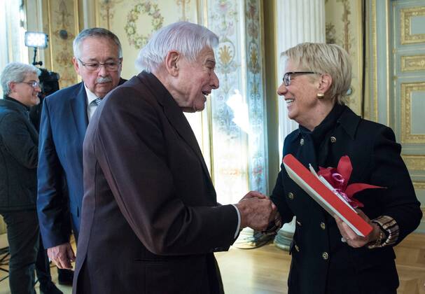 Die ehemalige Chefanklaegerin des Internationalen Strafgerichtshof fuer Verbrechen in Jugoslawien und in Ruanda, Carla del Ponte, ist am Freitag (23.02.18) in Wiesbaden mit dem Hessischen Friedenspreis ausgezeichnet worden. Foto: Christian Schwarz-Schilling (CDU), ehemaliger Bundespostminister und Carla del Ponte. Der Hessische Friedenspreis war 1993 vom ehemaligen Ministerpraesidenten Albert Osswald (SPD) gegruendet worden. Die nach ihm benannte Stiftung erkannte ihn del Ponte zu fuer ihren unermuedlichen Einsatz fuer den Frieden und ihre unbeugsame Ueberzeugung, dass nur das Recht einen nachhaltigen Frieden schaffen kann . Die Schweizer Rechstwissenschaftlerin war von 1999 bis 2007 Chefanklaegerin am Internationalen Strafgerichtshof fuer die Kriegsverbrechen im ehemaligen Jugoslawien und bis 2003 in Personalunion auch an dem Strafgeric Copyright: epd-bild HeikexLyding EDITORIAL USE ONLY