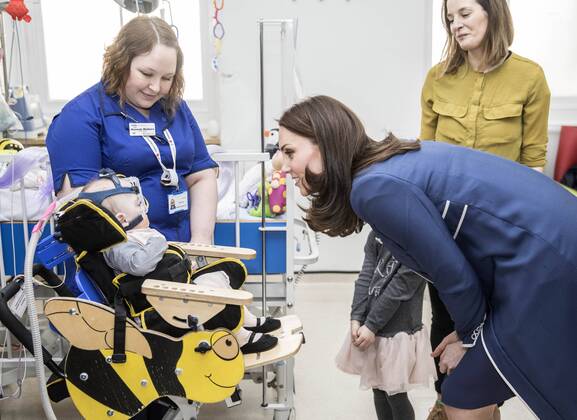 Bilder des Tages . 27 02 2018. London, United Kingdom. The Duchess of Cambridge meets ten month old Amara Kedwell- Parsons during a visit to St Thomas hospital in London.  xROTAx xi-Imagesx IIM-17089-0001
