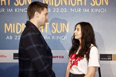 Patrick Schwarzenegger with blogger at the premiere of the Kinoflim Midnight Sun Everything for you in the Village Cinemas Vienna 27 02 2018 Foto:xB.xLoschanx xFuturexImage