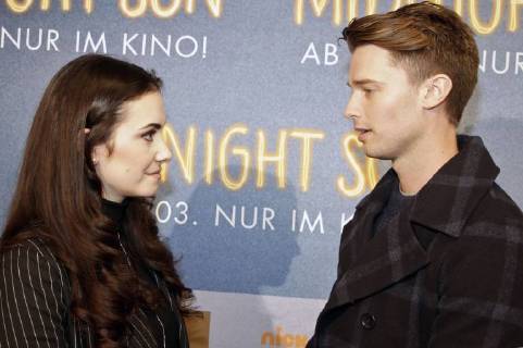 Patrick Schwarzenegger with blogger at the premiere of the Kinoflim Midnight Sun Everything for you in the Village Cinemas Vienna 27 02 2018 Foto:xB.xLoschanx xFuturexImage