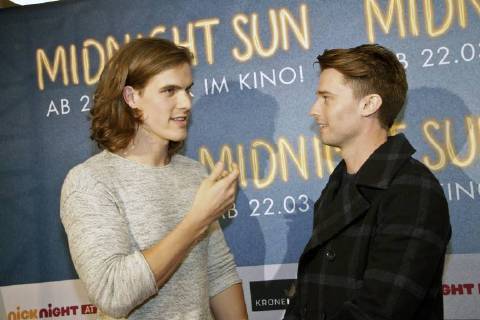 Patrick Schwarzenegger with Blogger at the premiere of the Kinoflim Midnight Sun Everything for you in the Village Cinemas Vienna 27 02 2018 Foto:xB.xLoschanx xFuturexImage