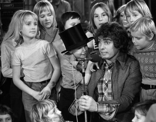 07 06 1975 Berlin German Democratic Republic GDR Musician Frank Schoebel sings with a childrens group Songs of the record Come on we paint a sun GDR Berlin German Democratic Republ MR:N