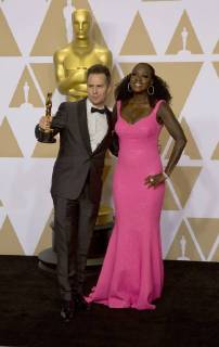 US actor Sam Rockwell (L) celebrates with US actress Viola Davis (R) after wins the Oscar to Best Supporting Actor for Three Billboards Outside Ebbing, Missouri , during the 90th annual Academy Awards ceremony at the Dolby Theatre in Hollywood, California, on 4 March 2018. The Oscars are presented for outstanding individual or collective efforts in 24 categories in filmmaking. 90th annual Academy Awards ceremony !ACHTUNG: NUR REDAKTIONELLE NUTZUNG!  Copyright: xArmandoxArorizox HOL01 20180305-636558162326916229