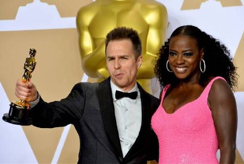 Actors Viola Davis (R) and Sam Rockwell, winner of the award for Best Supporting Actor for Three Billboards Outside Ebbing, Missouri, appears backstage with his Oscar during the 90th annual Academy Awards at Loews Hollywood Hotel in the Hollywood section of Los Angeles on March 4, 2018.  LAP20180304903 JIMxRUYMEN
