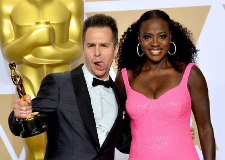 Bilder des Tages Actors Viola Davis (R) and Sam Rockwell, winner of the award for Best Supporting Actor for Three Billboards Outside Ebbing, Missouri, appears backstage with his Oscar during the 90th annual Academy Awards at Loews Hollywood Hotel in the Hollywood section of Los Angeles on March 4, 2018.  LAP20180304907 JIMxRUYMEN