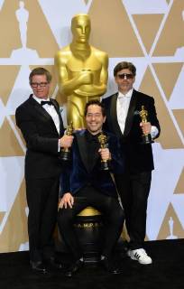 Bilder des Tages (L-R) Set decorator Jeffrey A. Melvin, production designer Paul Denham Austerberry, and set decorator Shane Vieau, winners of the Best Production Design award for The Shape of Water, appear backstage with his Oscar during the 90th annual Academy Awards at Loews Hollywood Hotel in the Hollywood section of Los Angeles on March 4, 2018.  LAP20180304996 JIMxRUYMEN