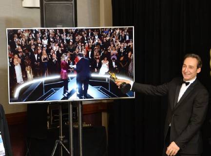 Bilder des Tages Composer Alexandre Desplat, winner of the award for Best Original Score award for The Shape of Water, appears backstage with his Oscar during the 90th annual Academy Awards at Loews Hollywood Hotel in the Hollywood section of Los Angeles on March 4, 2018.  LAP201803041080 JIMxRUYMEN