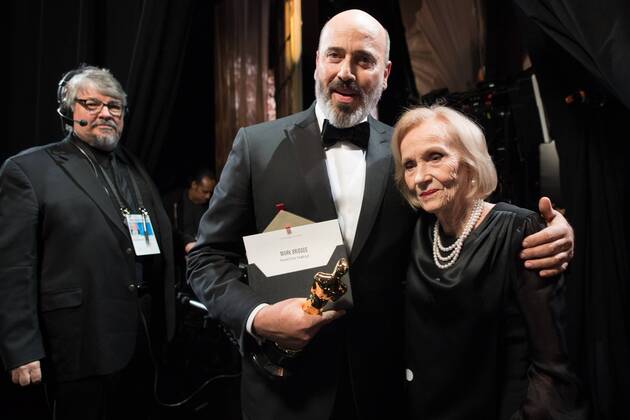 Mark Bridges poses backstage with Eva Marie Saint and the Oscar for Achievement in costume design, for work on Phantom Thread during the live ABC Telecast of The 90th OscarsÂ® at the DolbyÂ® Theatre in Hollywood, CA on Sunday, March 4, 2018.  Copyright: xMattxPetitx 33546_442PLX
