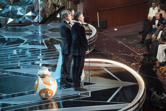 BB-8, Oscar Isaac, Mark Hamill and Kelly Marie Tran present the Oscar for Best animated short film during the live ABC Telecast of The 90th OscarsÂ® at the DolbyÂ® Theatre in Hollywood, CA on Sunday, March 4, 2018.  Copyright: xScottxDiussax 33546_493PLX