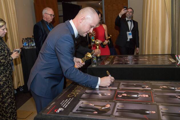 David Malinowski signs a poster backstage with the Oscar for achievement in makeup for work on Darkest Hour during the live ABC Telecast of The 90th OscarsÂ® at the DolbyÂ® Theatre in Hollywood, CA on Sunday, March 4, 2018.  Copyright: xRobertxGladdenx 33546_537PLX