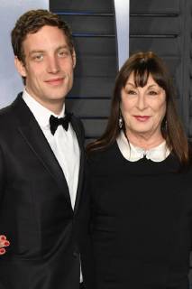 2018 Vanity Fair Oscar Party a Los Angeles. 04 March 2018 - Los Angeles, California - Anjelica Huston, James Jagger. 2018 Vanity Fair Oscar Party following the 90th Academy Awards held at the Wallis Annenberg Center for the Performing Arts. Photo Credit: Birdie Thompson AdMedia 224702 2018-03-04 CA Los Angeles Etats-Unis  Copyright: xBirdiexThompson AdMediax STAR_224702_021