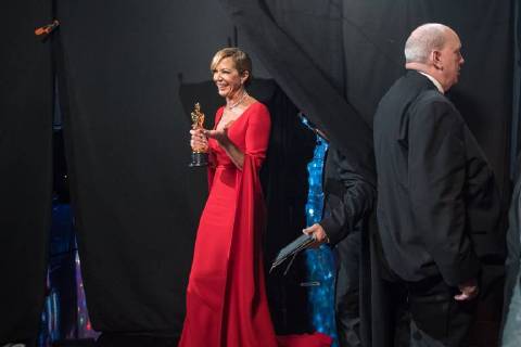 Bilder des Tages March 4, 2018 - Hollywood, California, U.S. - ALLISON JANNEY poses backstage with the Oscar for Performance by an actress in a supporting role, for work on I, Tonya during the live ABC Telecast of The 90th Oscars at the Dolby Theatre in Hollywood. Hollywood U.S. - ZUMAz03_ 20180304_shf_z03_869 Copyright: xMattxPetitx