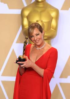 (180305) -- LOS ANGELES, March 5, 2018 -- Actress Allison Janney poses after winning the Best Supporting Actress award for I, Tonya at press room of the 90th Academy Awards at the Dolby Theater in Los Angeles, the United States, on March 4, 2018. )(yy) U.S.-LOS ANGELES-OSCAR-AWARDS lixying 