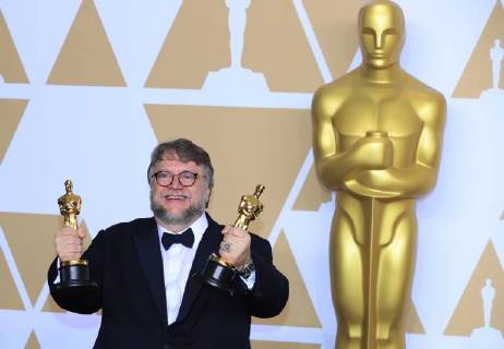 (180305) -- LOS ANGELES, March 5, 2018 -- Director Guillermo del Toro poses after winning the Best Director award and the Best Picture award for The Shape of Water at press room of the 90th Academy Awards at the Dolby Theater in Los Angeles, the United States, on March 4, 2018. )(yy) U.S.-LOS ANGELES-OSCAR-AWARDS lixying 