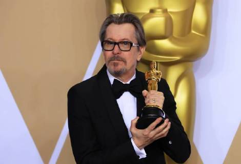 (180305) -- LOS ANGELES, March 5, 2018 -- Actor Gary Oldman poses after winning the Best Actor award for Darkest Hour at press room of the 90th Academy Awards at the Dolby Theater in Los Angeles, the United States, on March 4, 2018. )(gj) U.S.-LOS ANGELES-OSCAR-AWARDS LixYing 