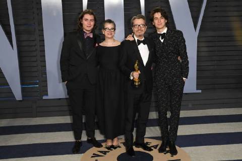 2018 Vanity Fair Oscar Party a Los Angeles. 04 March 2018 - Los Angeles, California - Gulliver Oldman, Gisele Schmidt, Gary Oldman, Charlie Oldman. 2018 Vanity Fair Oscar Party following the 90th Academy Awards held at the Wallis Annenberg Center for the Performing Arts. Photo Credit: Birdie Thompson AdMedia 224702 2018-03-04 CA Los Angeles Etats-Unis  Copyright: xBirdiexThompson AdMediax STAR_224702_201