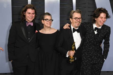Bilder des Tages 2018 Vanity Fair Oscar Party a Los Angeles. 04 March 2018 - Los Angeles, California - Gulliver Oldman, Gisele Schmidt, Gary Oldman, Charlie Oldman. 2018 Vanity Fair Oscar Party following the 90th Academy Awards held at the Wallis Annenberg Center for the Performing Arts. Photo Credit: Birdie Thompson AdMedia 224702 2018-03-04 CA Los Angeles Etats-Unis  Copyright: xBirdiexThompson AdMediax STAR_224702_203