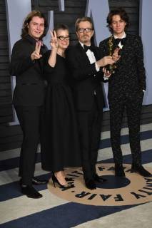 2018 Vanity Fair Oscar Party a Los Angeles. 04 March 2018 - Los Angeles, California - Gulliver Oldman, Gisele Schmidt, Gary Oldman, Charlie Oldman. 2018 Vanity Fair Oscar Party following the 90th Academy Awards held at the Wallis Annenberg Center for the Performing Arts. Photo Credit: Birdie Thompson AdMedia 224702 2018-03-04 CA Los Angeles Etats-Unis  Copyright: xBirdiexThompson AdMediax STAR_224702_204