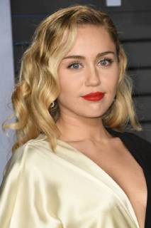March 4, 2018 - Los Angeles, CA, U.S. - 04 March 2018 - Los Angeles, California - Miley Cyrus. 2018 Vanity Fair Oscar Party following the 90th Academy Awards held at the Wallis Annenberg Center for the Performing Arts. Photo Credit: AdMedia Los Angeles U.S. - ZUMAa123 20180304_zaa_a123_1298 Copyright: xBirdiexThompsonx
