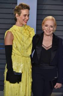 Sarah Paulson (L) and Holland Taylor arrive for the Vanity Fair Oscar Party at the Wallis Annenberg Center for the Performing Arts in Beverly Hills, California on March 4, 2018.  LAP201803043046 CHRISTINExCHEW