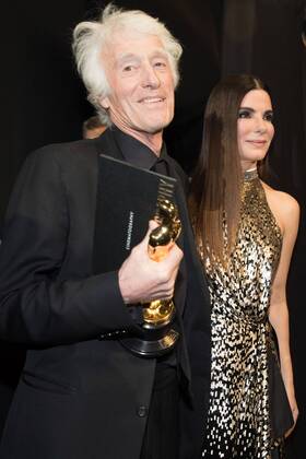Sandra Bullock with Roger A. Deakins as he poses backstage with the Oscar for achievement in cinematography for work on Blade Runner 2049 during the live ABC Telecast of The 90th OscarsÂ® at the DolbyÂ® Theatre in Hollywood, CA on Sunday, March 4, 2018.  Copyright: xMattxSaykesx 33546_782PLX