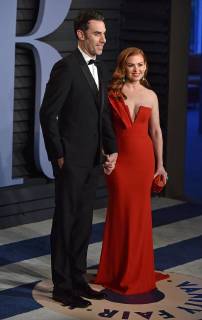 Isla Fisher (R) and Sacha Baron Cohen arrive for the Vanity Fair Oscar Party at the Wallis Annenberg Center for the Performing Arts in Beverly Hills, California on March 4, 2018.  LAP201803043068 CHRISTINExCHEW