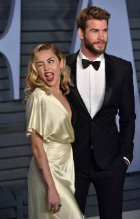 Bilder des Tages Miley Cyrus (L) and Liam Hemsworth arrive for the Vanity Fair Oscar Party at the Wallis Annenberg Center for the Performing Arts in Beverly Hills, California on March 4, 2018.  LAP201803043088 CHRISTINExCHEW