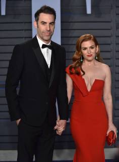 Isla Fisher (R) and Sacha Baron Cohen arrive for the Vanity Fair Oscar Party at the Wallis Annenberg Center for the Performing Arts in Beverly Hills, California on March 4, 2018.  LAP201803043070 CHRISTINExCHEW