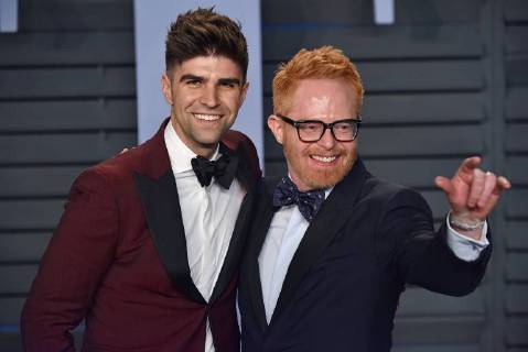 Jesse Tyler Ferguson (R) and his husband Justin Mikita arrive for the Vanity Fair Oscar Party at the Wallis Annenberg Center for the Performing Arts in Beverly Hills, California on March 4, 2018.  LAP201803043084 CHRISTINExCHEW