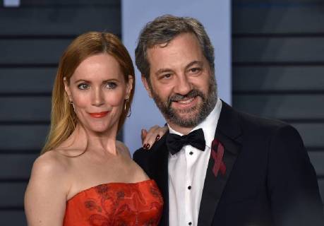Judd Apatow (R) and his wife Leslie Mann arrive for the Vanity Fair Oscar Party at the Wallis Annenberg Center for the Performing Arts in Beverly Hills, California on March 4, 2018.  LAP201803043078 CHRISTINExCHEW