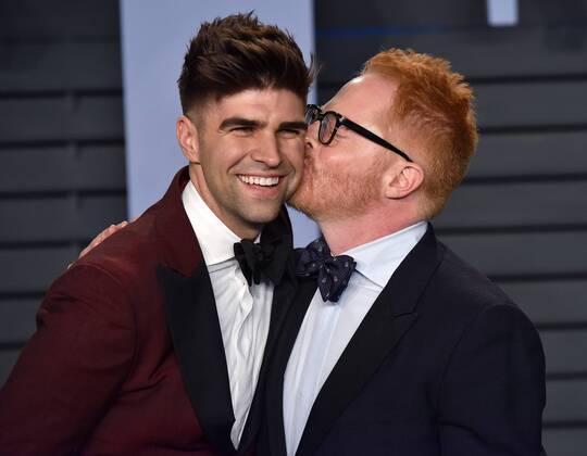 Bilder des Tages Jesse Tyler Ferguson (R) and his husband Justin Mikita arrive for the Vanity Fair Oscar Party at the Wallis Annenberg Center for the Performing Arts in Beverly Hills, California on March 4, 2018.  LAP201803043085 CHRISTINExCHEW