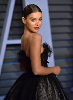 Hailee Steinfeld arrives for the Vanity Fair Oscar Party at the Wallis Annenberg Center for the Performing Arts in Beverly Hills, California on March 4, 2018.  LAP201803043086 CHRISTINExCHEW