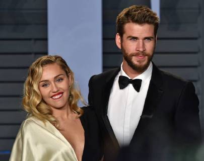Miley Cyrus (L) and Liam Hemsworth arrive for the Vanity Fair Oscar Party at the Wallis Annenberg Center for the Performing Arts in Beverly Hills, California on March 4, 2018.  LAP201803043090 CHRISTINExCHEW