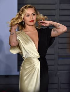 Miley Cyrus arrives for the Vanity Fair Oscar Party at the Wallis Annenberg Center for the Performing Arts in Beverly Hills, California on March 4, 2018.  LAP201803043089 CHRISTINExCHEW