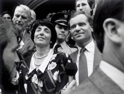 jeffrey archer and mary archer triumphant after winning their libel case against the Daily Star at the Law Courts, london high court 1987, Copyright: Topfoto  !ACHTUNG AUFNAHMEDATUM GESCHÄTZT! UnitedArchives1385835
