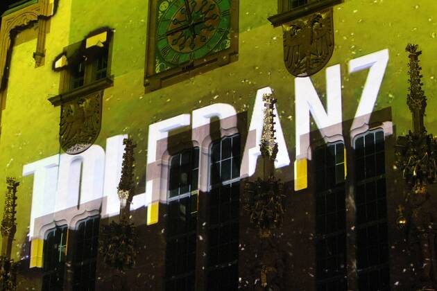 Luminale 2018 Biennale of Light on the occasion of the Light Building Fair in Frankfurt Hesse Germany Light installation by Philipp Geist on the Römerberg and the Ratthaus Frankfurt s the Roman The word tolerance is projected onto the façade of the town hall