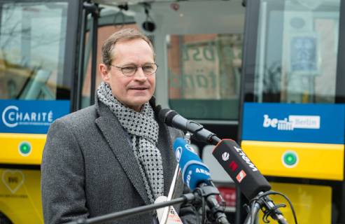 In Berlin, the first two autonomous buses have taken on passenger Monday 26 03 2018 Photo of Berlin Mayor Michael Mueller Mueller SPD at the presentation The electric Copyright: epd-bild ChristianxDitsch EDITORIAL USE ONLY